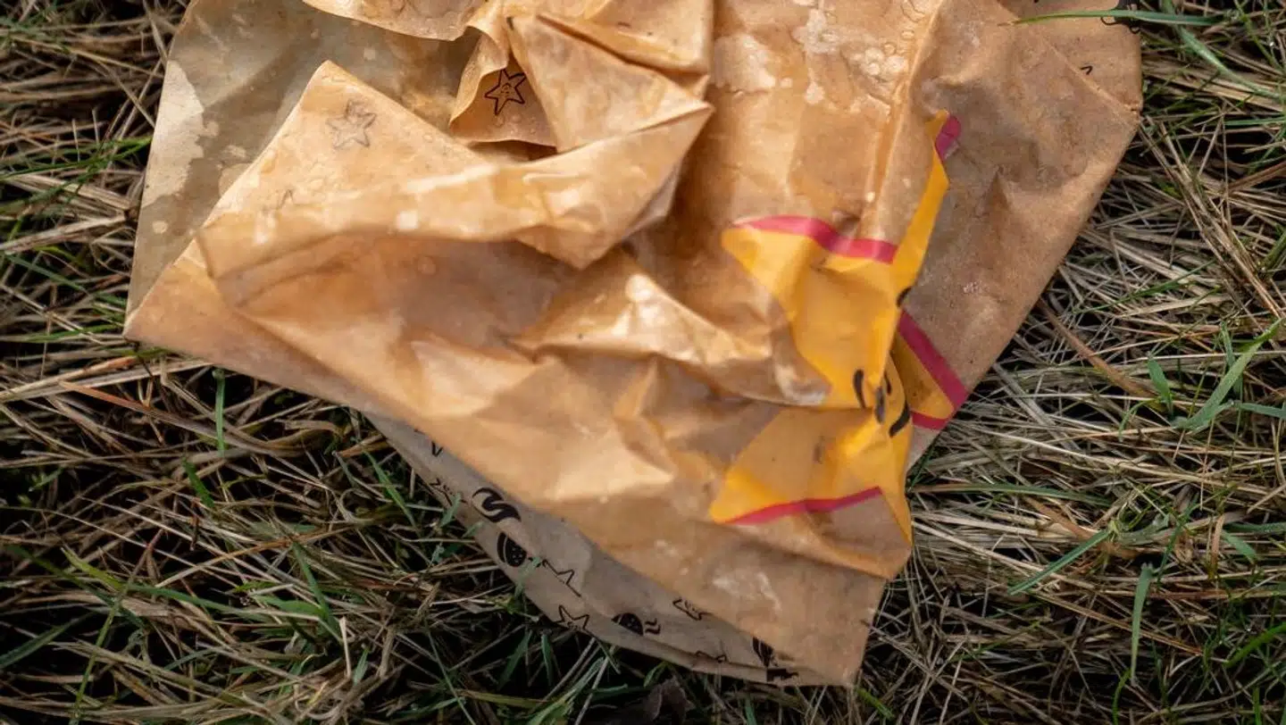 Alt for meget affald fra takeawaymad ender i naturen, lyder det fra borgmestrene.