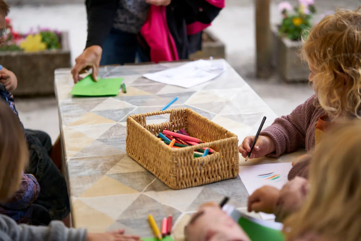 »Hvad de små børn så skal lære i vuggestuerne og børnehaverne? Jo, de skal opnå bred læring gennem blandt andet science, kommunikation, kultur og æstetik,« skriver Nanna Bernth.