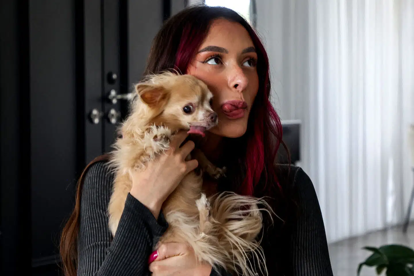 Der har været store kontroverser om, hvorvidt 20-årige Eden Golans hjemland, Israel, overhovedet burde eller skulle deltage ved dette års Eurovision i Sverige som følge af krigen i Gaza. Allerede lang tid inden bad man hende ændre sin sangtekst, da man anså den for at være for politisk – og nu opjusterer man sikkerheden i høj grad af frygt for voldelige demonstrationer.