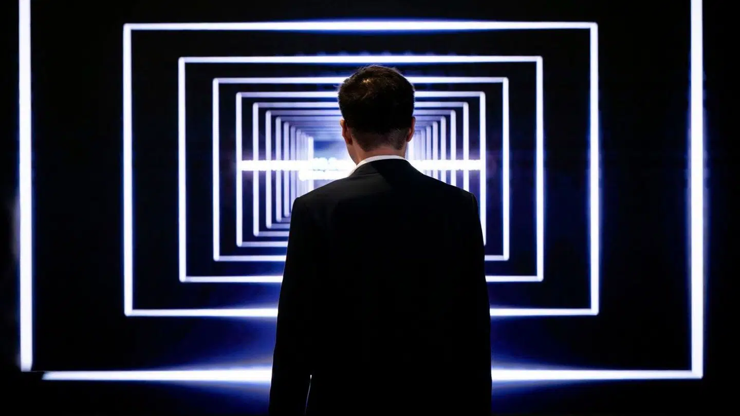 Mikael Olai Milhøi er ekspert i makroøkonomi og markederne. Men han har også to konkrete spareråd fra sin egen hverdag.