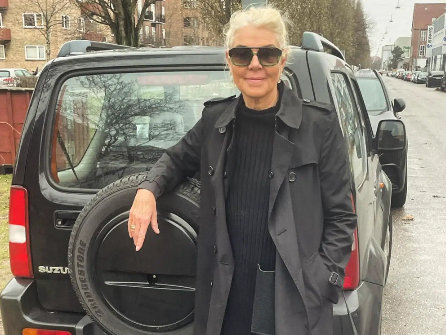 Anna Thygesen foran sin elskede Suzuki Jimny.