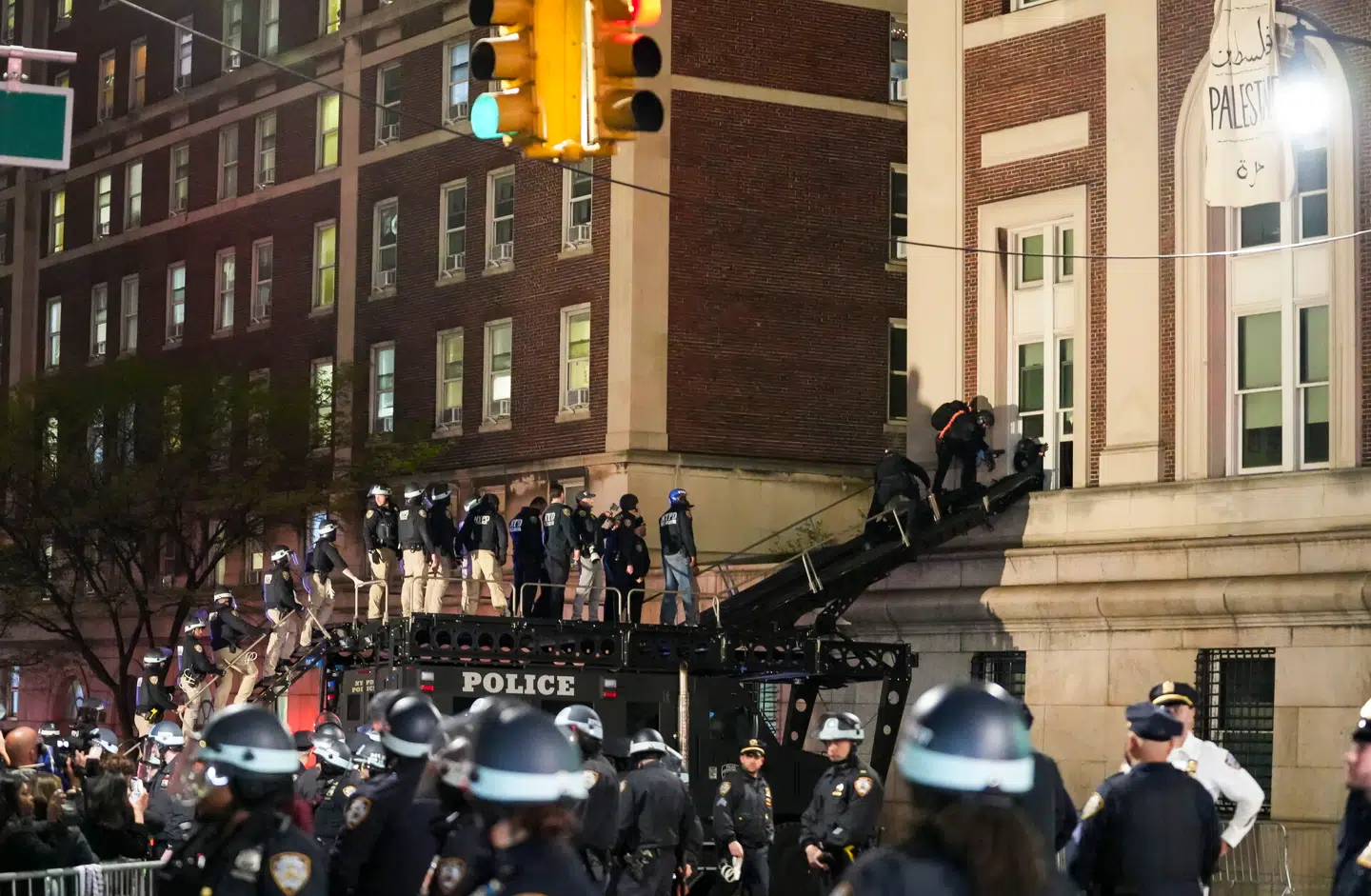 NYPD på vej ind i Hamilton Hall på Columbia University. Foto: Stephani Spindel, Scanpix