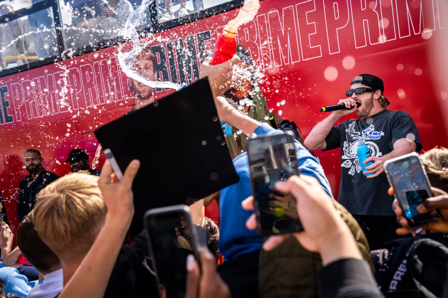 Logan Paul (th.) under besøget i Danmark.
