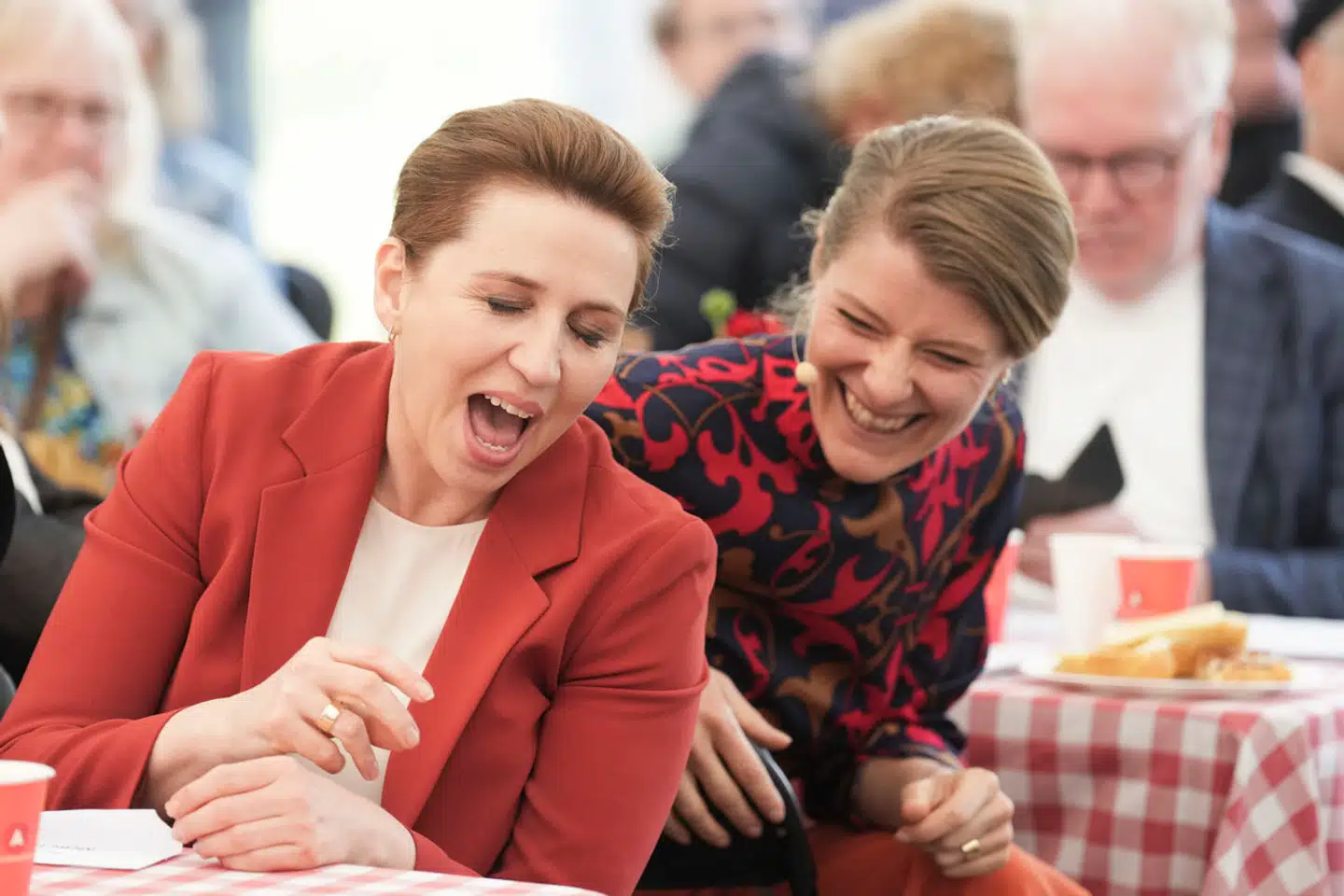 Statsminister Mette Frederiksen (S) morer sig sammen med beskæftigelsesminister Ane Halsboe-Jørgensen (S) til Arnes pensionsfest.