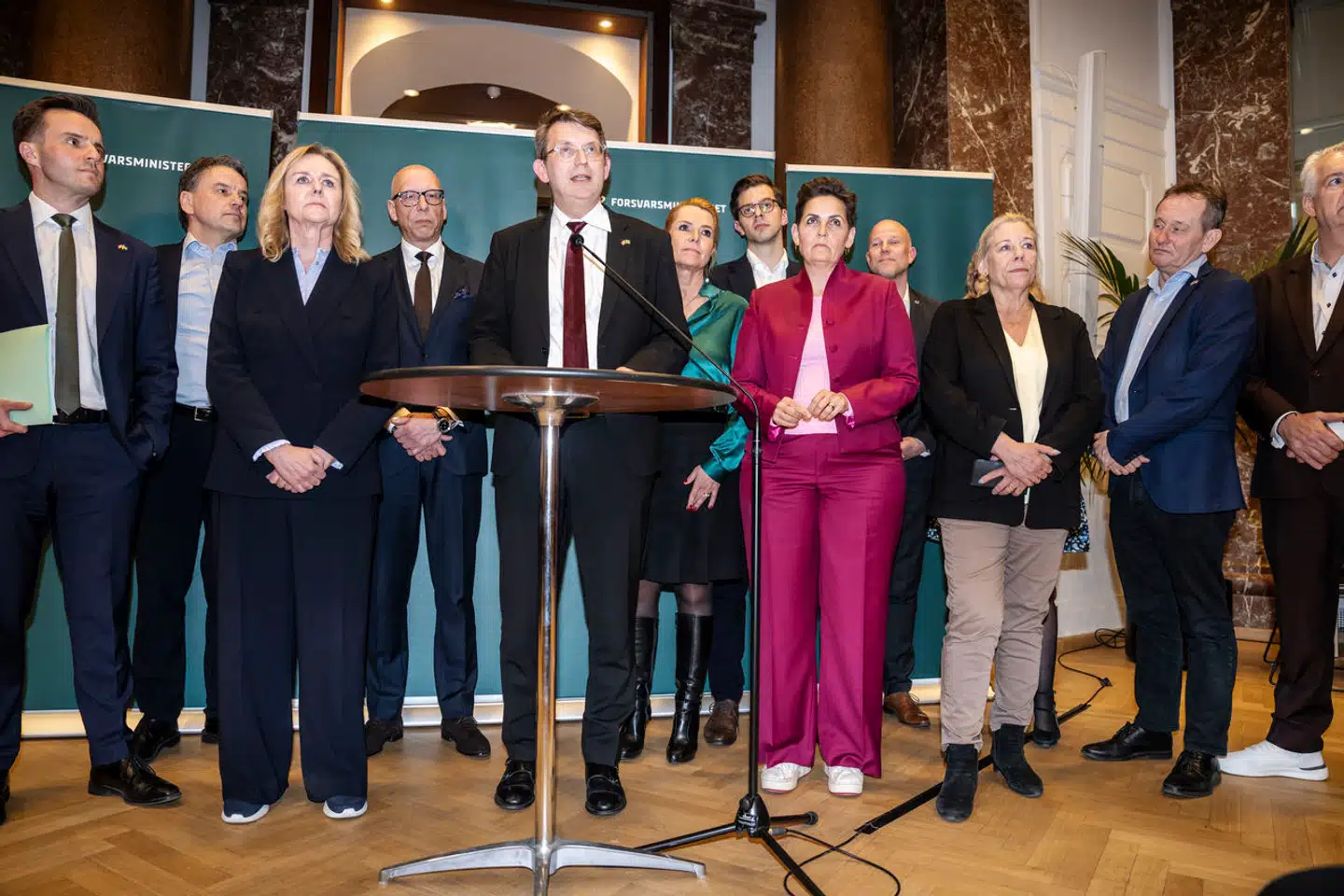 De politiske partier i forsvarsforliget præsenterede tirsdag aften en ny delaftale. Aftalen indeholder initiativer for 95 milliarder kroner. Den samlede økonomiske ramme i forsvarsforliget er i omegnen af hele 190 milliarder kroner.