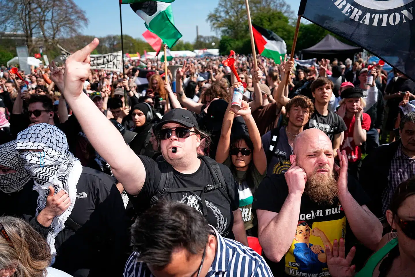 Demonstranter overdøver Peter Hummelgaards tale.
