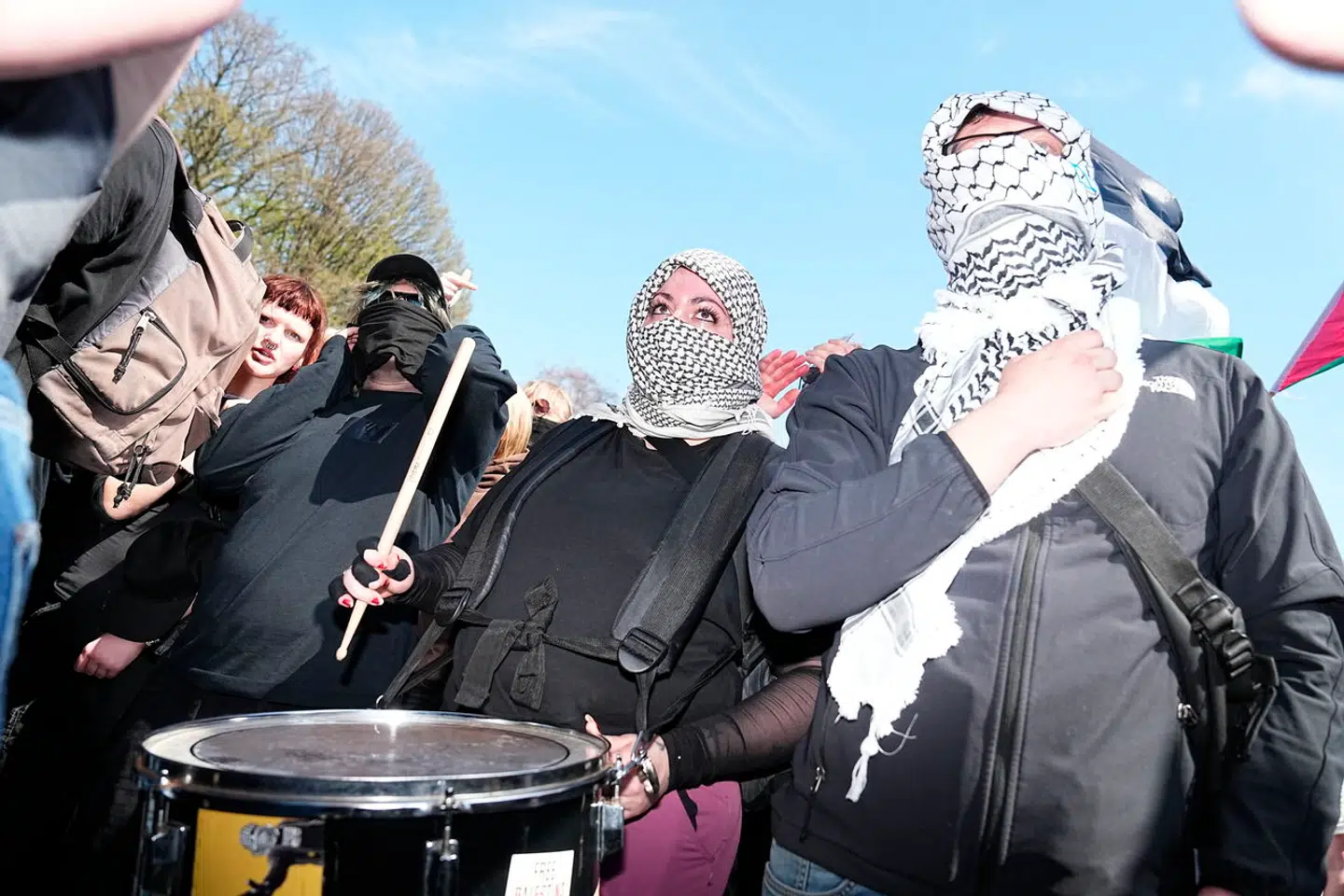 Demonstranter overdøver Peter Hummelgaards tale.