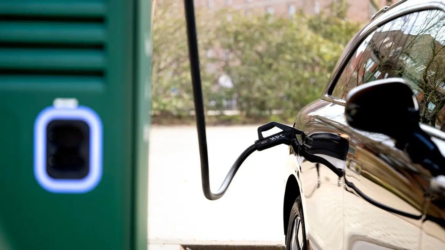 Arkivfoto af Clever-ladestander