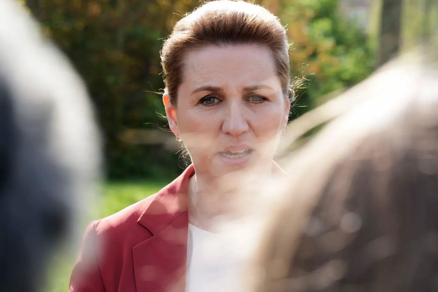 Statsminister Mette Frederiksen (S) talte med journalister i forbindelse med sin 1. maj-tale i folkeparken Kløften i Haderslev. Her hyldede hun også Arne Juhl, der nu går på Arne-pension.