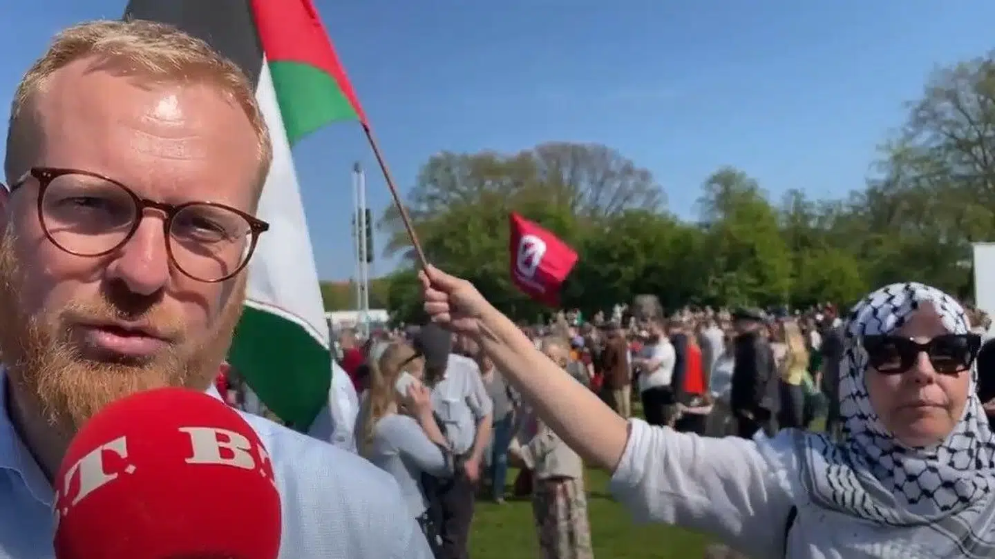 Under interviewet med Morten Skov viftede en demonstrant insisterende med et palæstinensisk flag.
