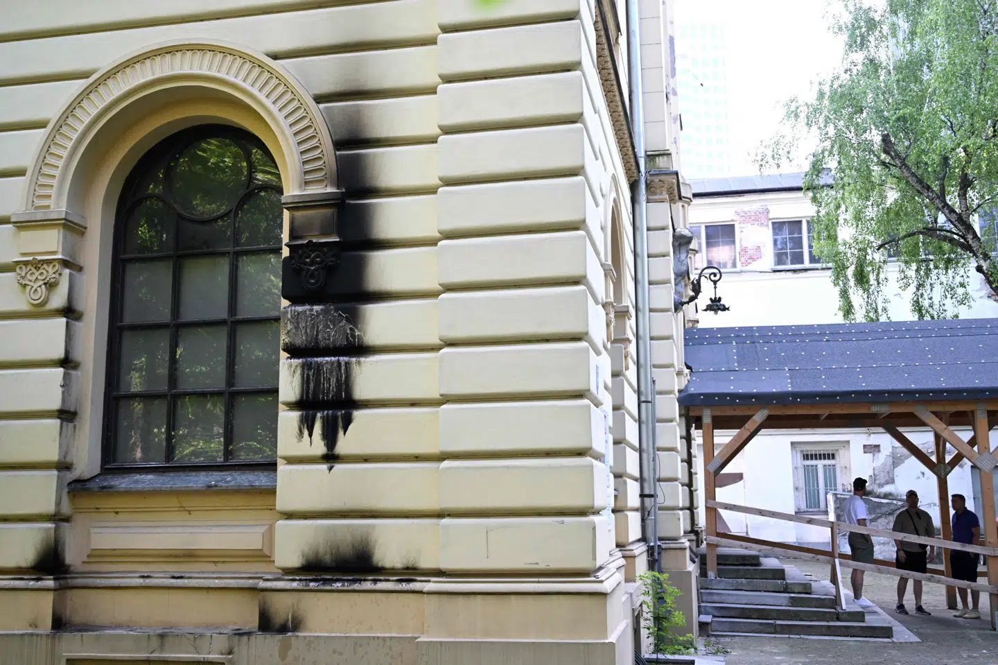 Den sodsværtede mur på synagogen Nozyk i Warszawa, som natten til onsdag blev angrebet med en molotovcocktail.
