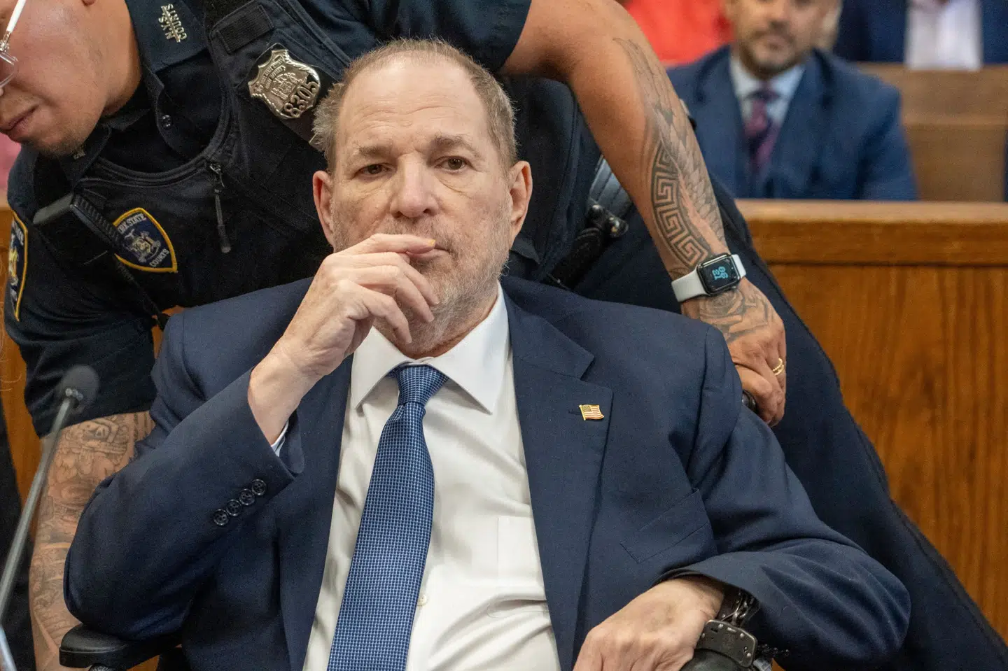 Filmproducenten Harvey Weinstein er onsdag mødt op ved en straffedomstol i New York en uge efter, at delstatens højeste domstol forkastede en dom på 23 års fængsel for voldtægt. Anklageren siger, at sagen vil gå om.