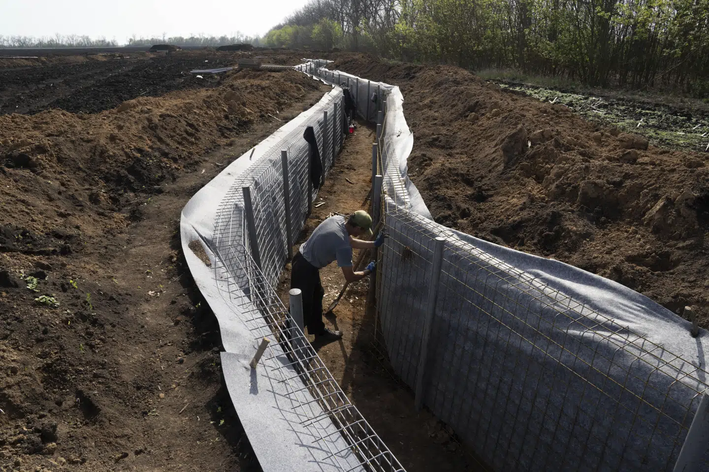 En ukrainer er 17. april i gang med at konstruere nye forsvarspositioner tæt på den russiske grænse i Kharkiv-regionen i Ukraine.