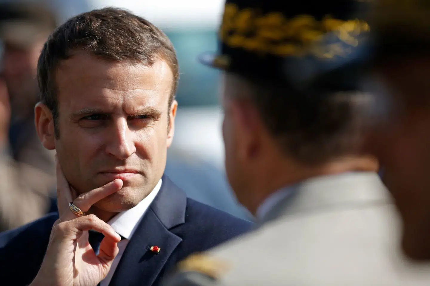 Arkivfoto. Havnearbejdere i byen Brest er blevet populære blandt kvindelige kinesiske studerende. Hvorfor? undrer Financial Times sig og giver et svar. Her inspicerer den franske præsident tropper i samme by. Snart får han besøg af ingen ringere end Xi Jinping.