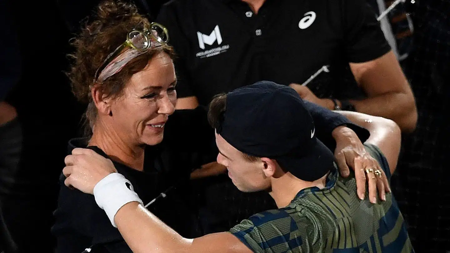 Stort kram efter storsejren i Paris-finalen mod Novak Djokovic.