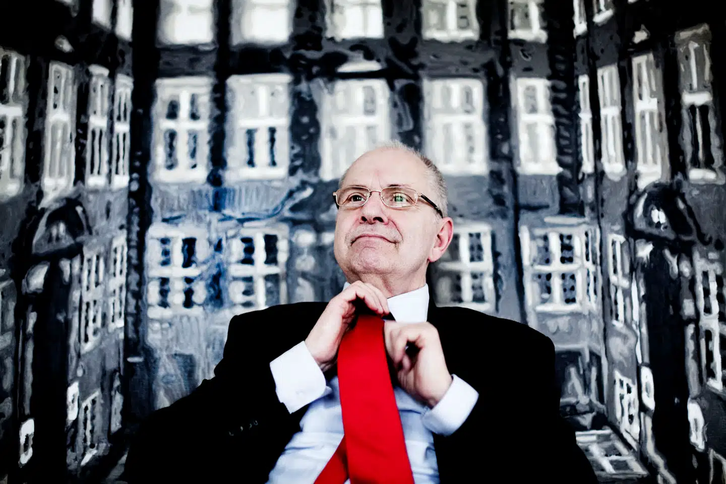 JP/Politikens formand, Jørgen Ejbøl, har modtaget en fødselsdagsbonus på 2,1 millioner, men i modsætning til sine forgængere er han fortsat efter den normale fratrædelsesordning.
