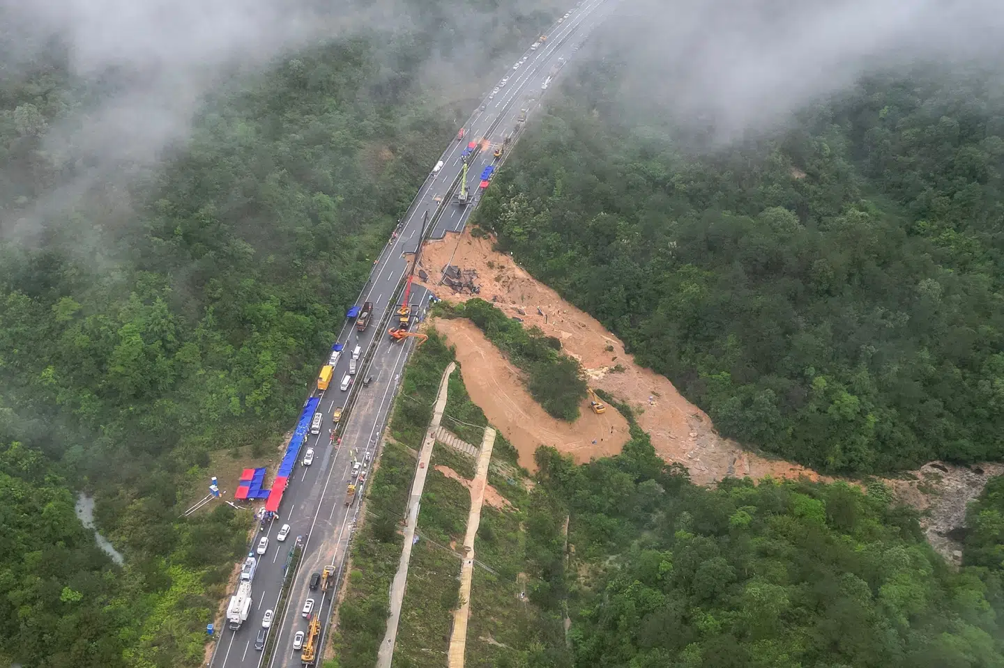 Guangdong har den seneste tid været ramt af en række ulykker efter voldsomt vejr. Det kinesiske nyhedsbureau Xinhua kalder motorvejskollaps onsdag for en "naturlig geologisk ulykke".