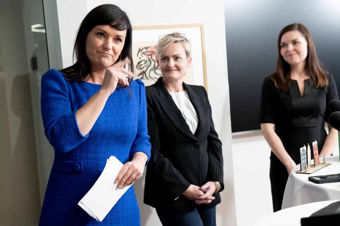 Sundhedsminister Sophie Løhde (V) er blevet beskrevet som en leder, der kører sine ansatte i sænk. Men nu tager flere ministre hende i forsvar.