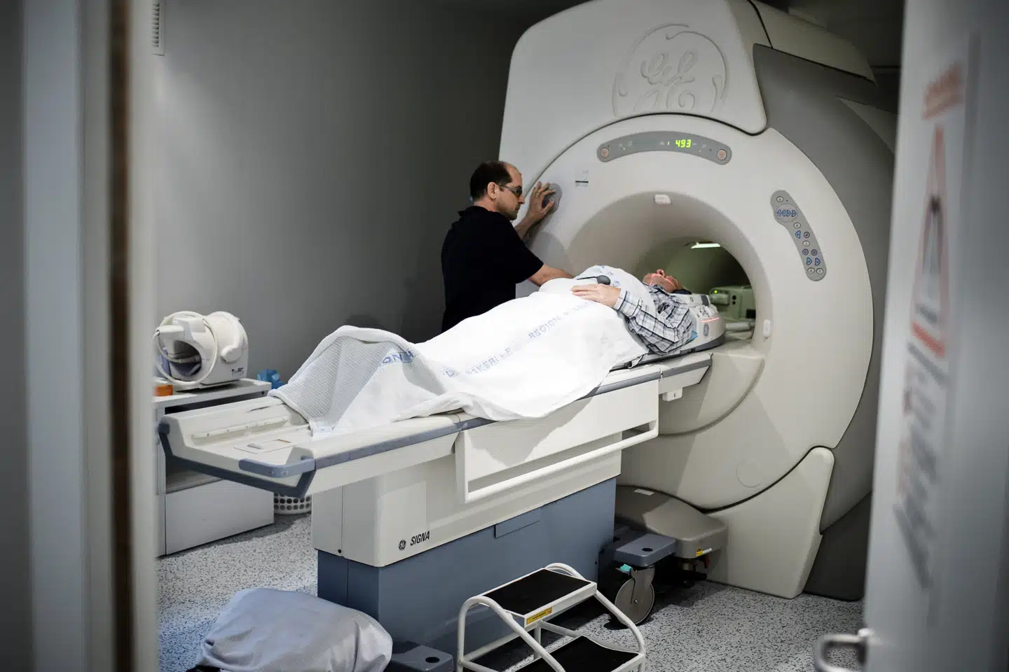 MR-scannere bruges hver dag af sundhedspersonale. En ny sensor, der er skabt af en dansk forsker, kan finde fejl i MR-scannerens billeder og på sigt korrigere dem. (Arkivfoto).