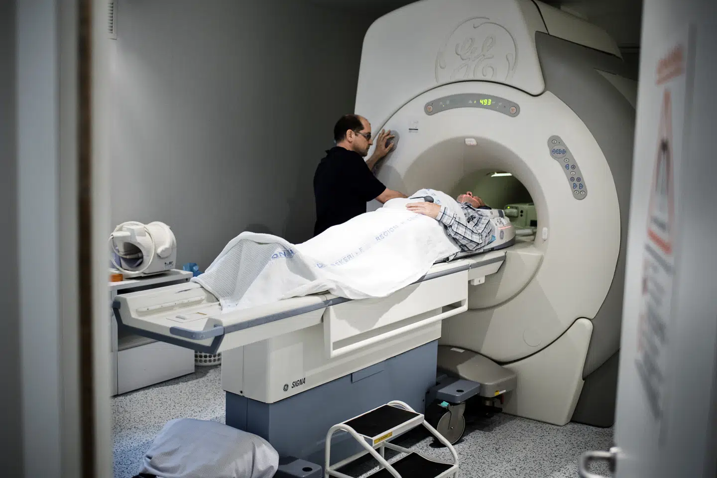 MR-scannere bruges hver dag af sundhedspersonale. En ny sensor, der er skabt af en dansk forsker, kan finde fejl i MR-scannerens billeder og på sigt korrigere dem. (Arkivfoto).
