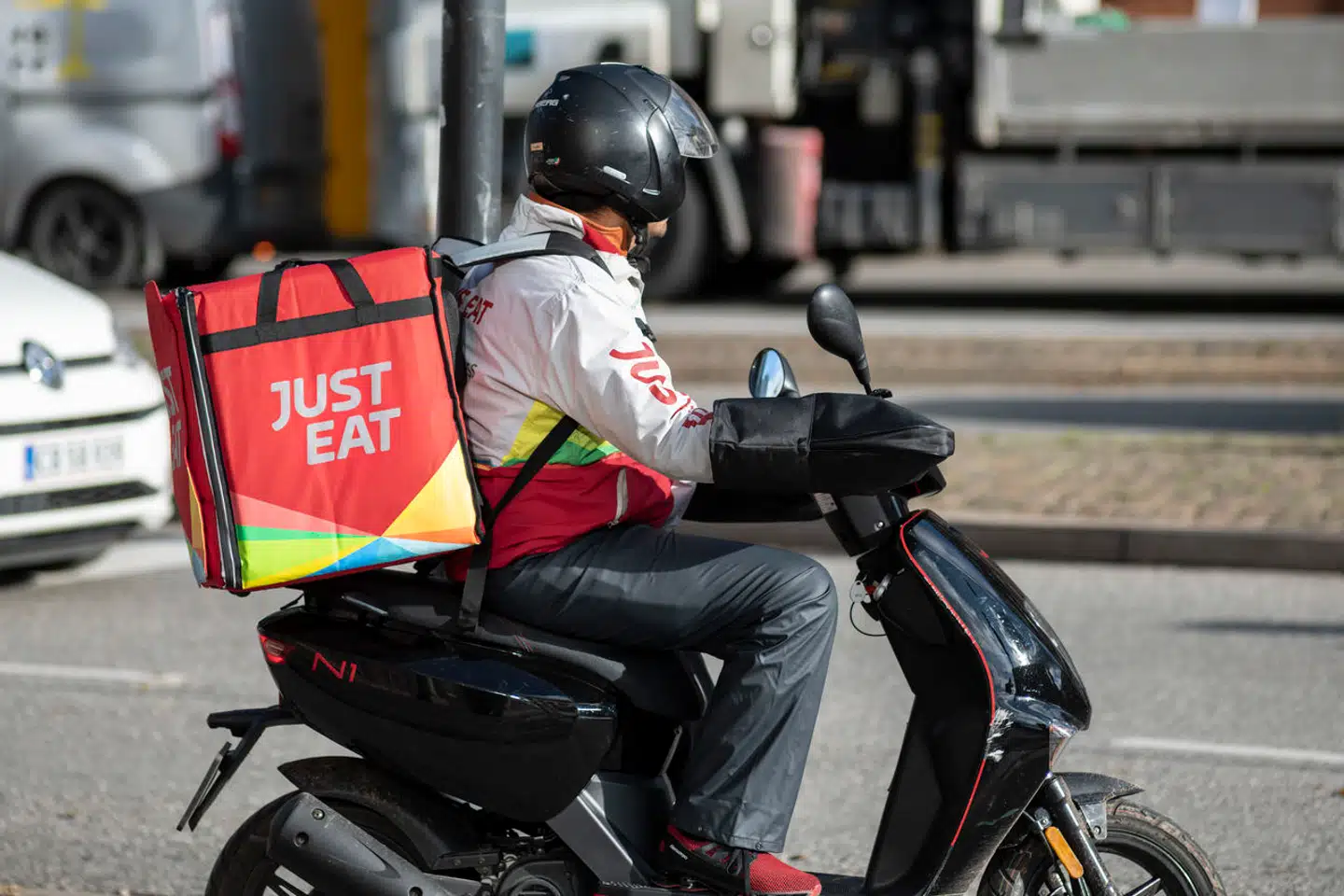 Just Eat Danmark har hidtil været meget fokuseret på klassisk takeaway. Men direktør i Just Eat Ann-Sophie Adamsen fremhæver, at budtjenesten i høj grad følger forbrugerudviklingen og trends helt ned på bydelsniveau.