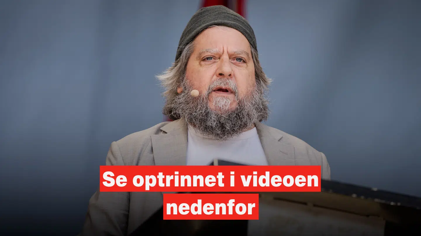 »Fuck dig,« råbte en af demonstranterne og pegede op på Anders Lund Madsen.