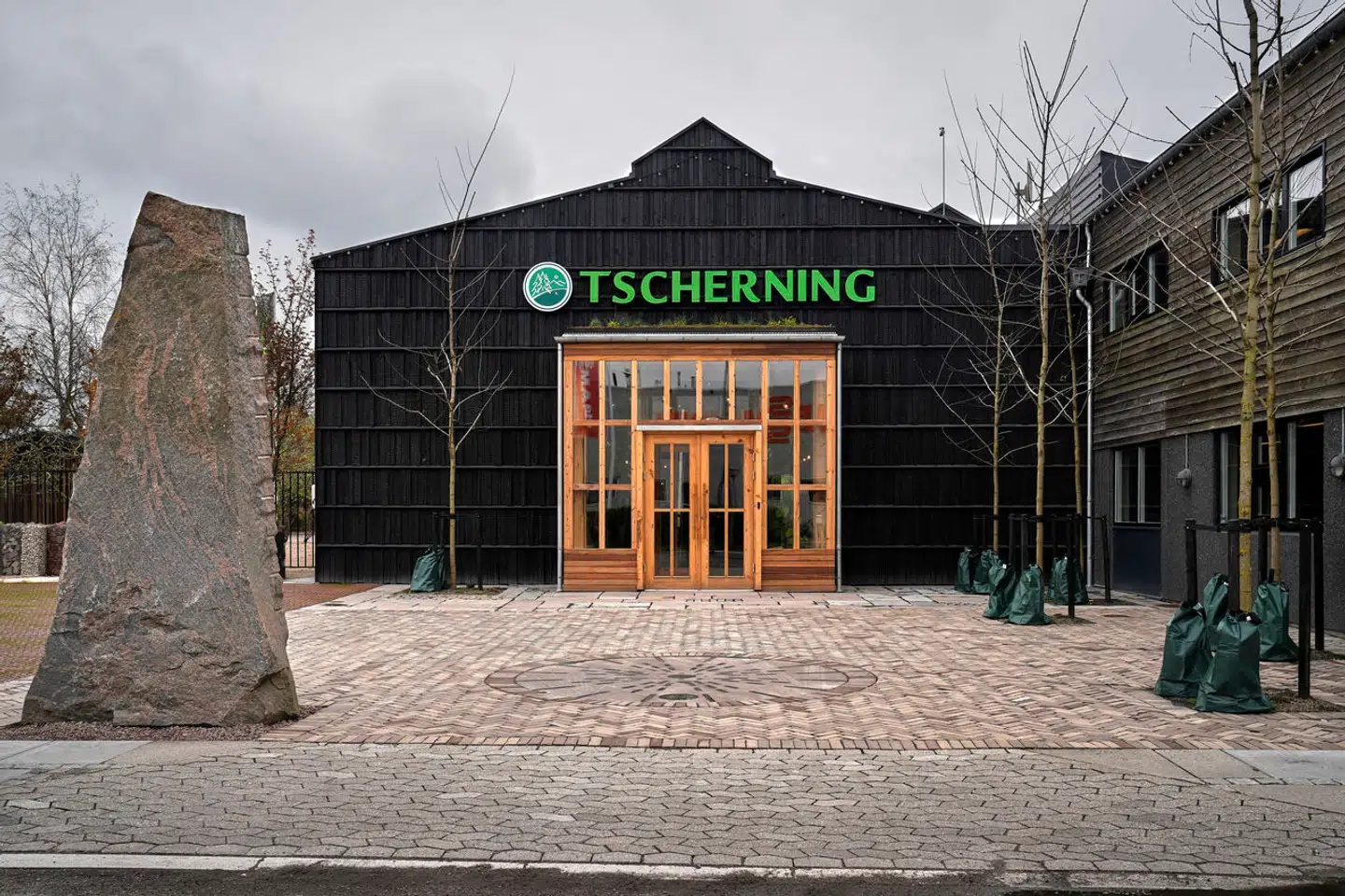 Engang var det bare en lagerhal med en stor rulleport. Nu er det et fyrtårn for fremtidens matrerialebevidste arkitektur.