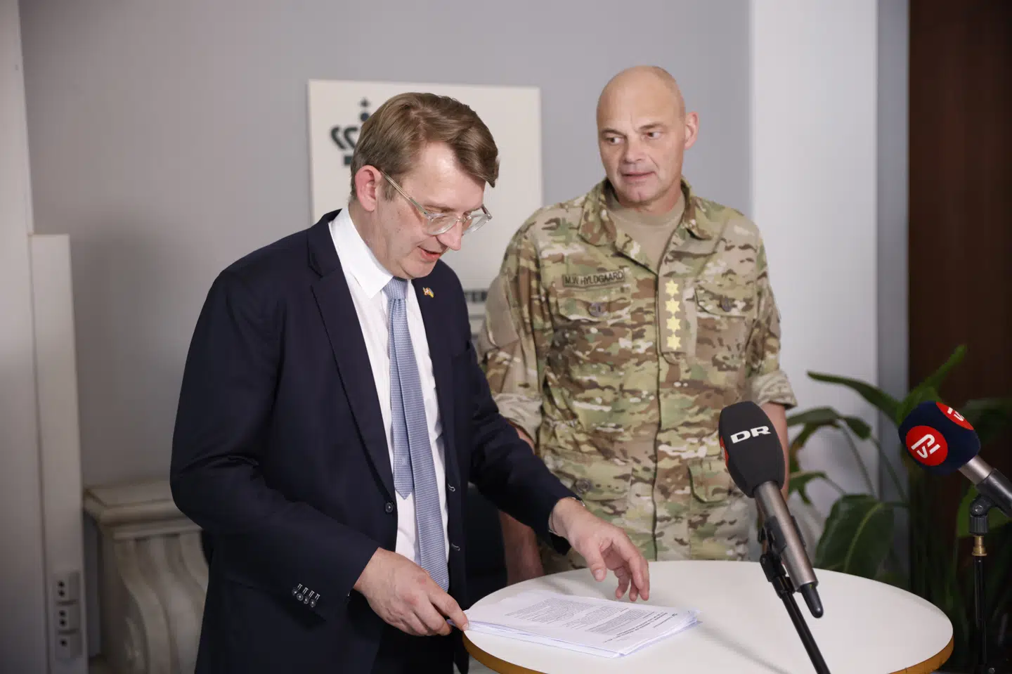 Forsvarsminister Troels Lund Poulsen (V) og fungerende forsvarschef Michael Hyldgaard svarede torsdag på spørgsmål om den såkaldte fregatsag.