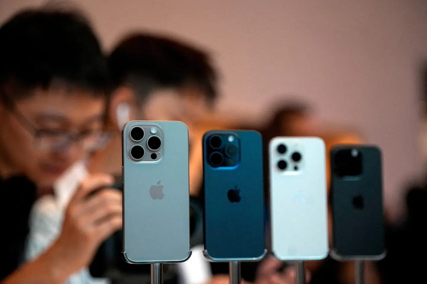 Salget af iPhones faldt i andet kvartal med 10,5 procent. Faldet skyldes både et usædvanligt godt kvartal sidste år efter forsinkelser i forsyningskæden under coronapandemien, lanceringen af ny smartphone fra Samsung, tab af markedsandele i Kina. (Arkivfoto).