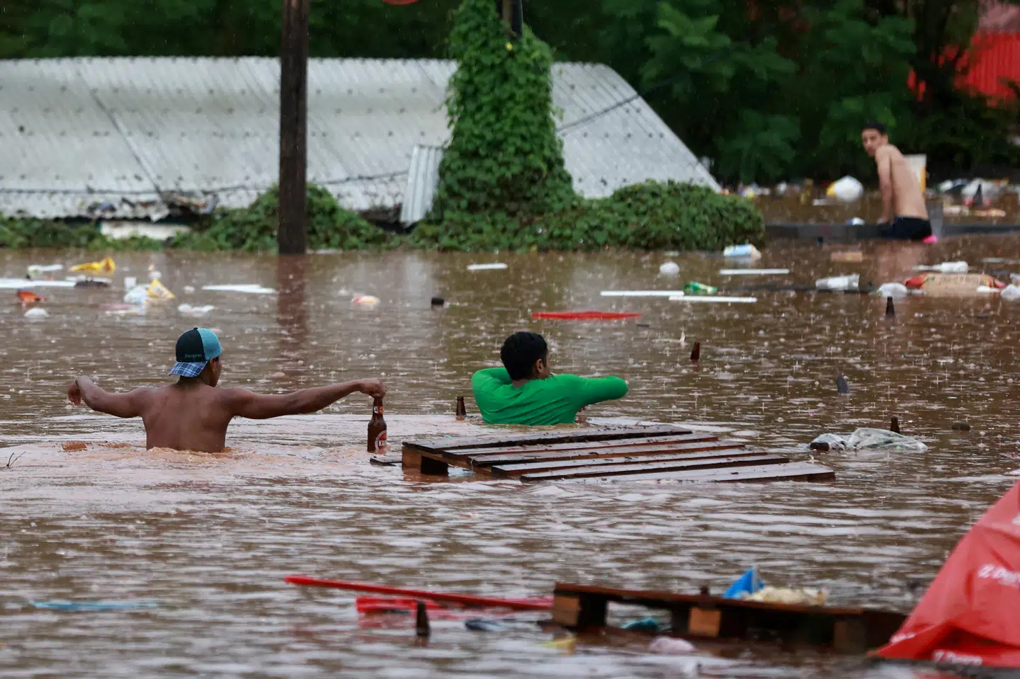 Et oversvømmet område i Encantado i Rio Grande do Sul i Brasilien torsdag. Omkring 10.000 har måtte forlade deres hjem på grund af regn og mudderskred.