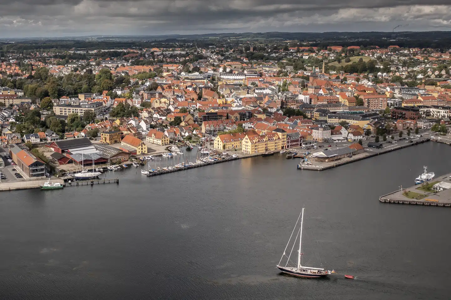Hussalget stiger i starten af maj i både Jylland og på Fyn. Her er Svendborg set fra drone i september 2023. Men i Region Hovedstaden er udbuddet faldet. Det viser nye tal fra Boligsiden. (Arkivfoto).