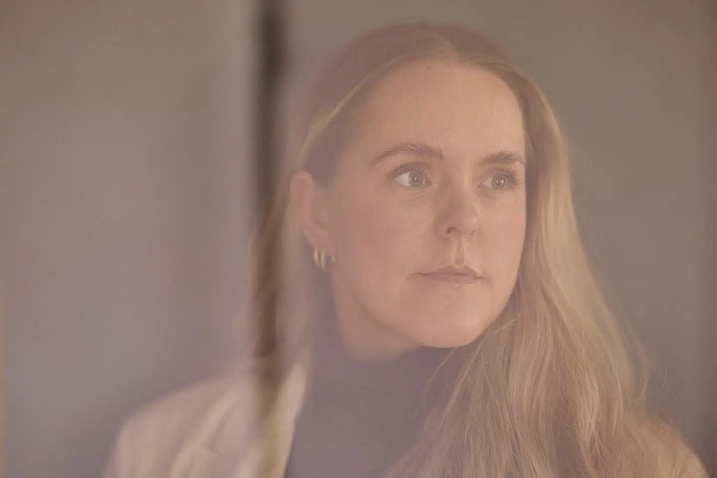 »Udøvere af stalking siger også til mig, at de oplever at have abstinenser. At det er voldsomt at skulle blive ved med at tøjle, stoppe og bremse sin egen adfærd og i stedet holde trangen i sig, når nu de rigtig gerne vil sende den besked, foretage det opkald eller troppe op hos den udsatte,« siger psykolog Jeanette Louring.