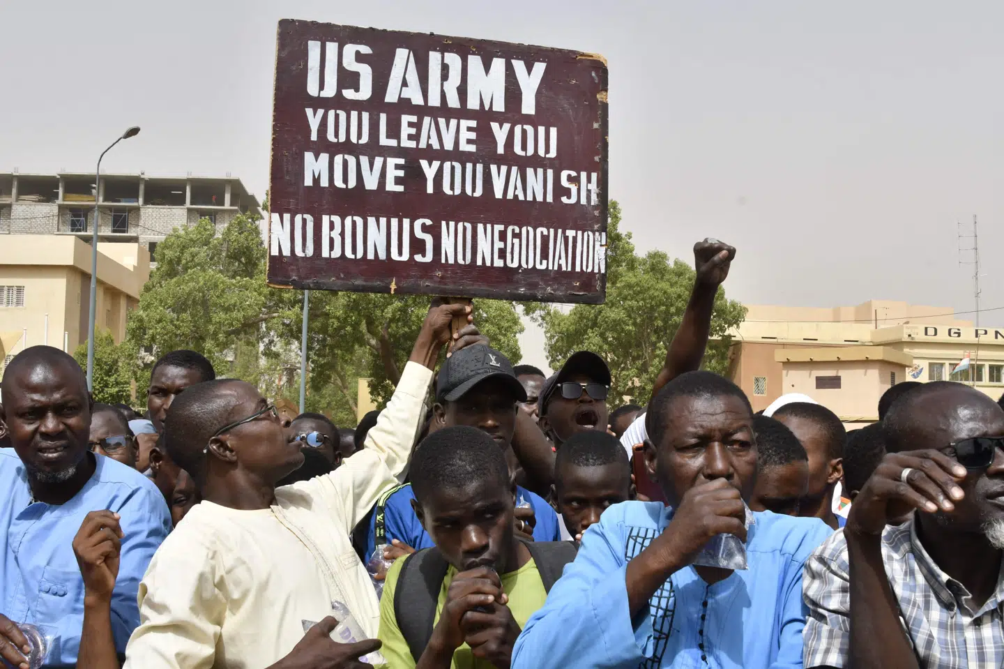 Niger var længe en afgørende partner for USA i kampen mod jihadistiske oprørere. Men efter et militærkup er amerikanere blevet bedt om at forlade landet. Her ses demonstranter den 13 april 2024, som ønsker, at USA forsvinder. (Arkivfoto).