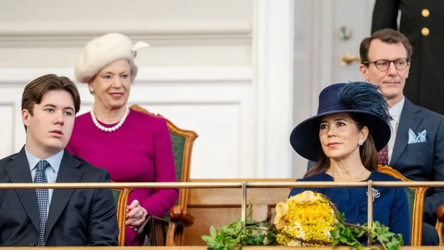 Dronning Mary, kronprins Christian, prinsesse Benedikte og prins Joachim i Folketingssalen i 2024.