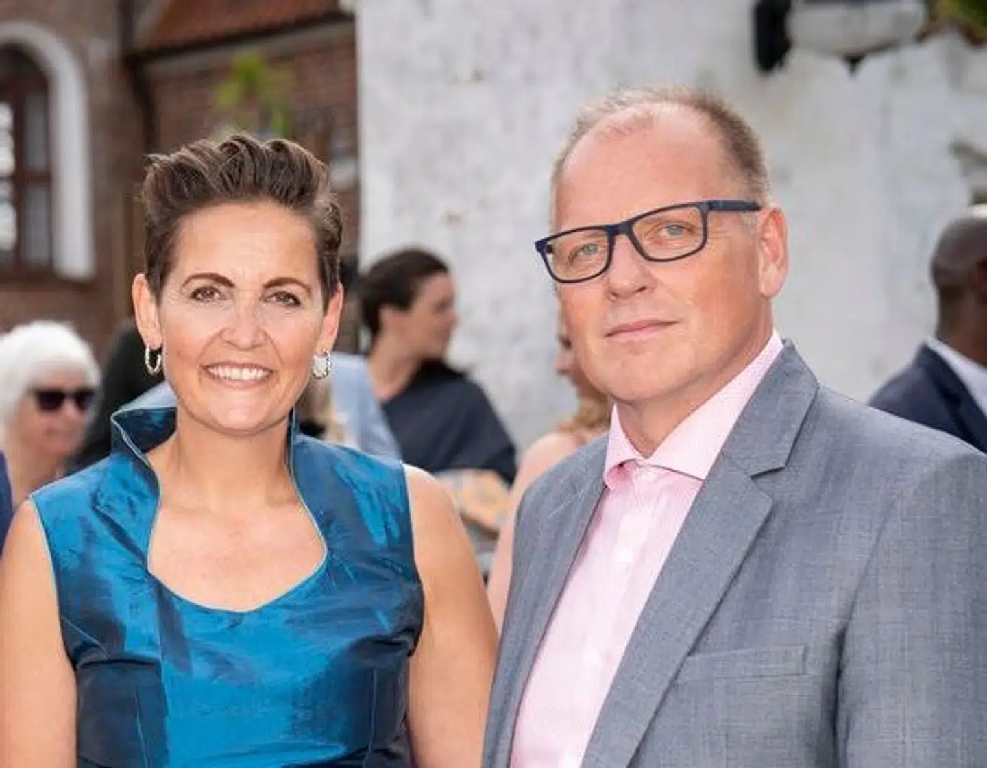 Pia Olsen Dyhr til Mette Frederiksens bryllup sammen med sin mand Villy Dyhr.