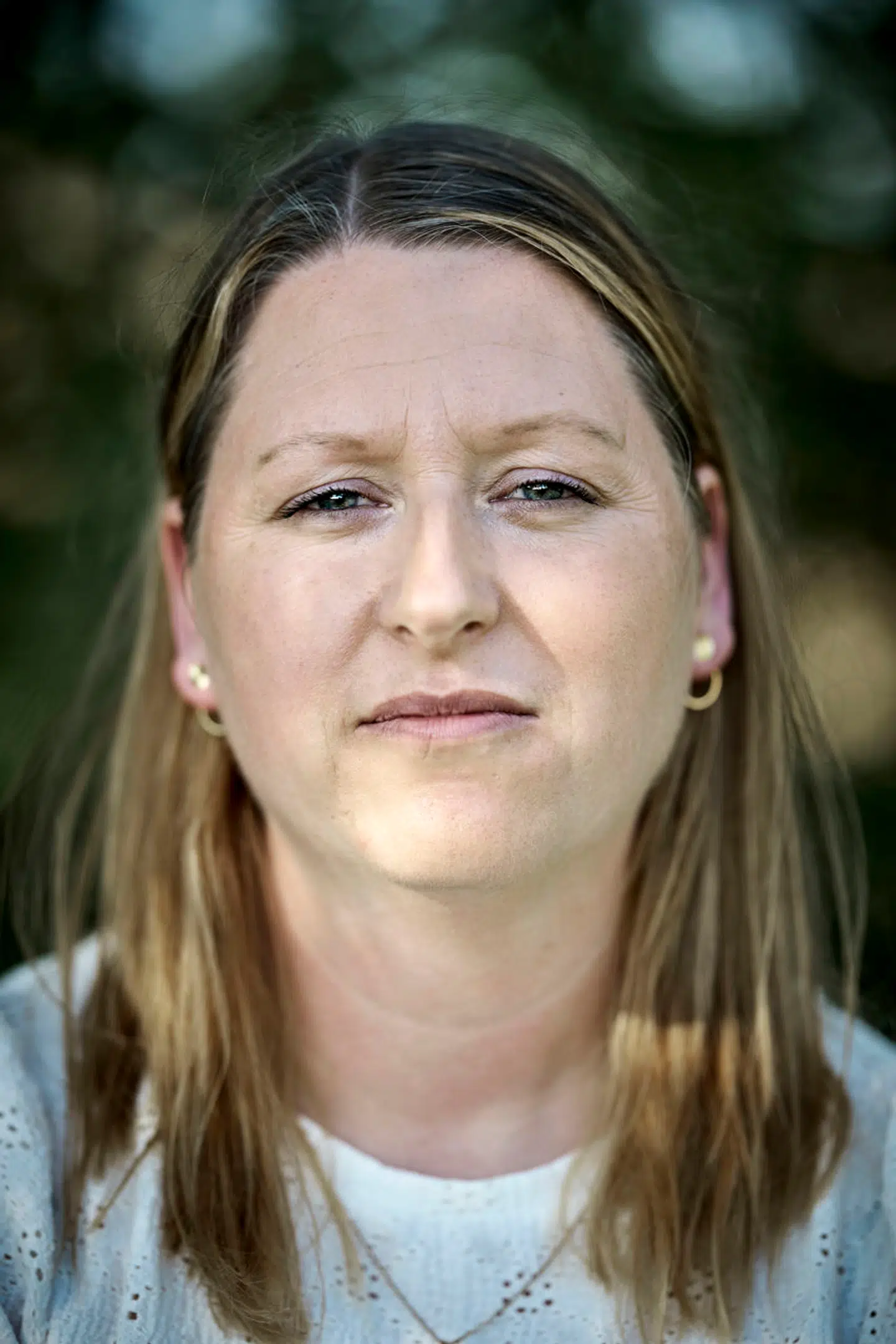 Camilla Hagelund Olsen understreger, at hun og familien har været glade for læger og sygeplejersker, der kurerede Villads for kræft på Rigshospitalet. Men hun forstår ikke, hvorfor hospitalet ikke før nu erkender, at Villads døde på grund af svamp i bygningerne.