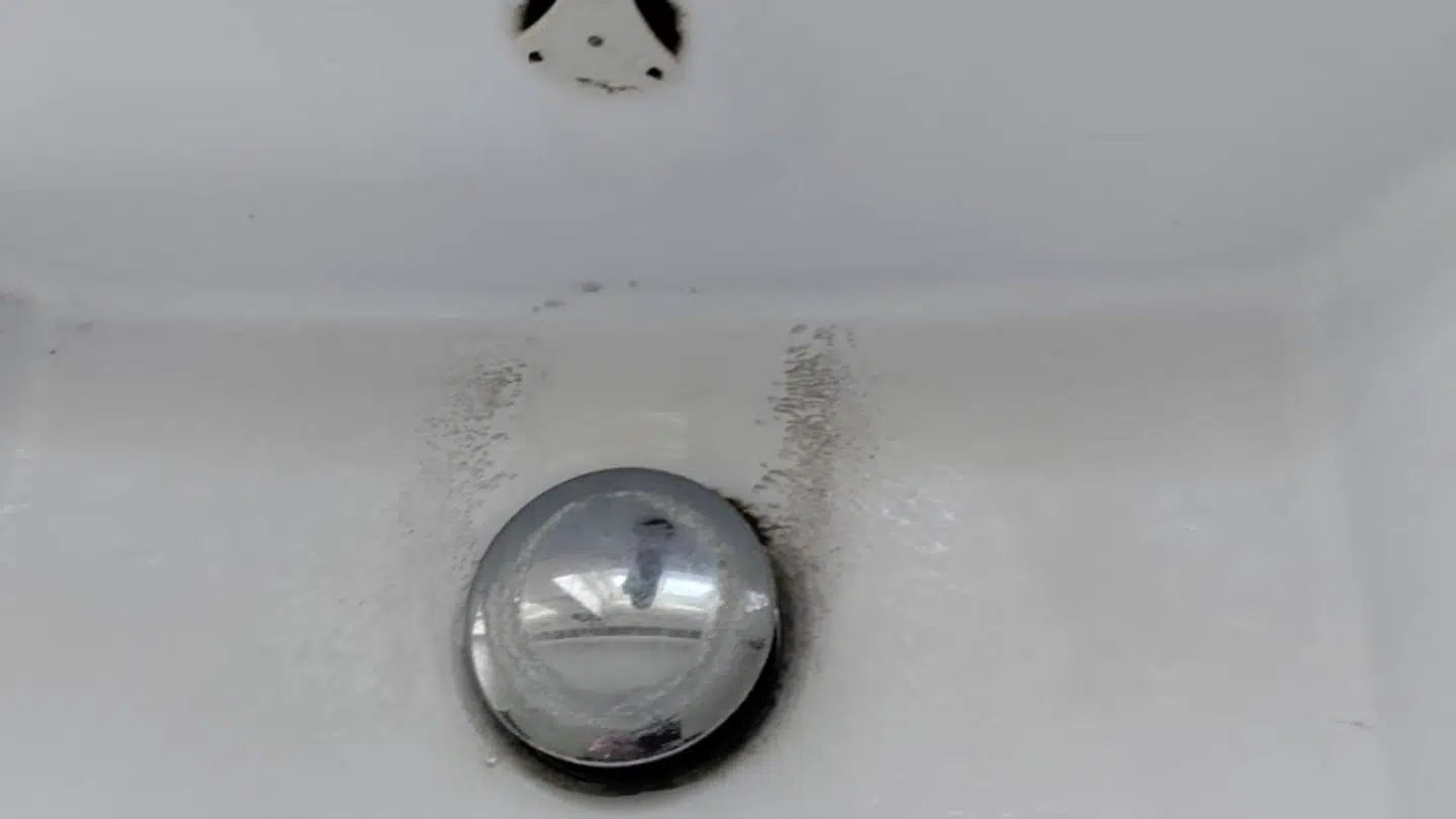 Også vasken var beskidt i sommerhuset i Rørvig.