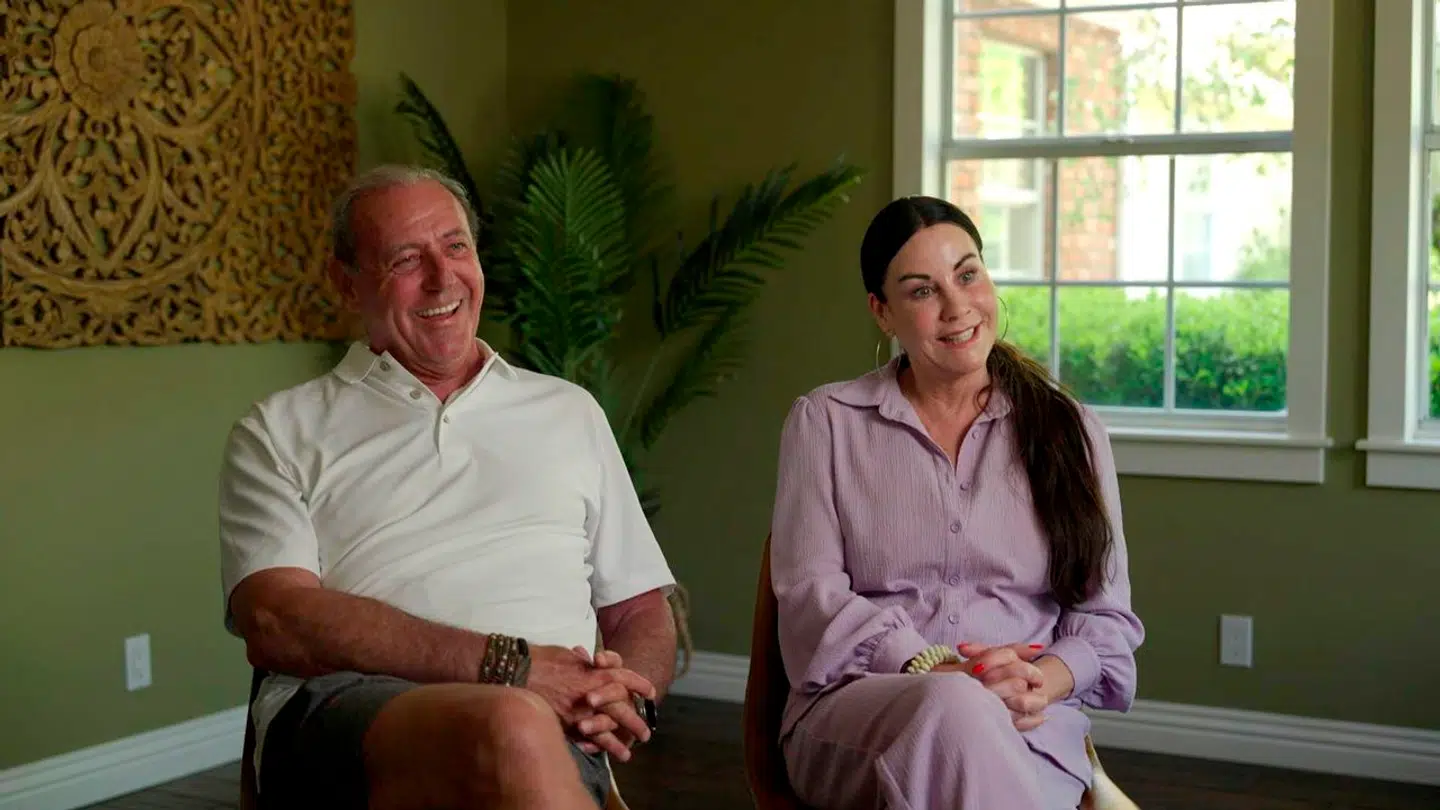 Der er ingen fortrydelser hos hverken Mickey eller Søs Fredie-Pedersen, der lader sig interviewe om deres opdragelse af børnene Gigi og Sonny. Men der er måske en grund til, at dokumentaren først kommer nu.