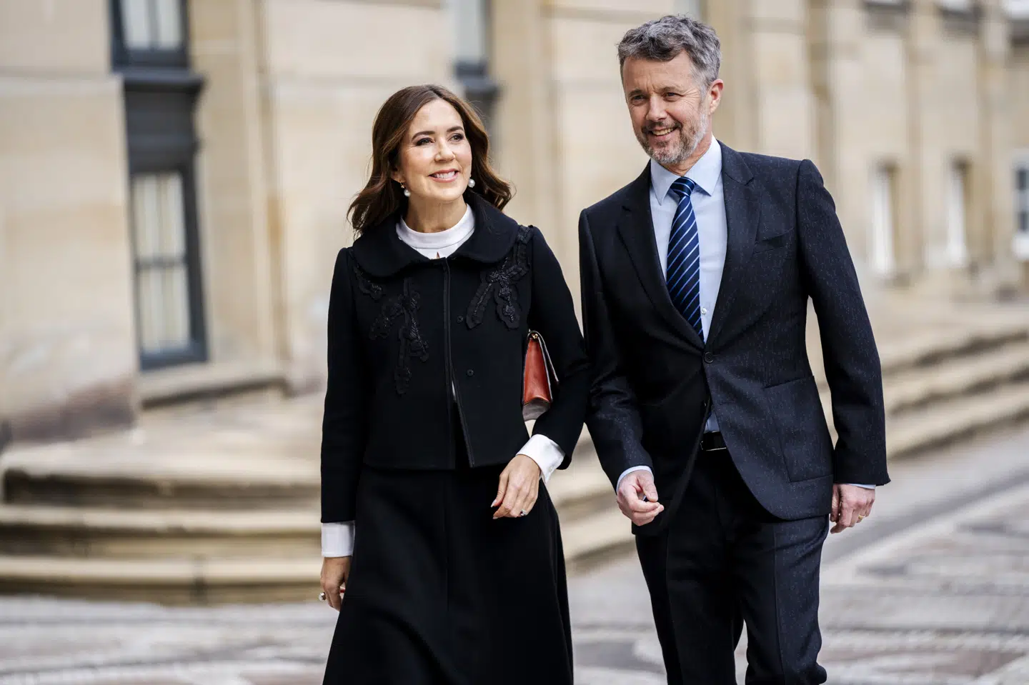 Medlemmer af den kongelige familie - herunder kong Frederik og dronning Mary - vil deltage i fejringen af 175-året for den første danske grundlov den 5. juni 2024. Her ses regentparret under åbningen af en udstilling på Amalienborgmuseet i marts 2024. (Arkivfoto).