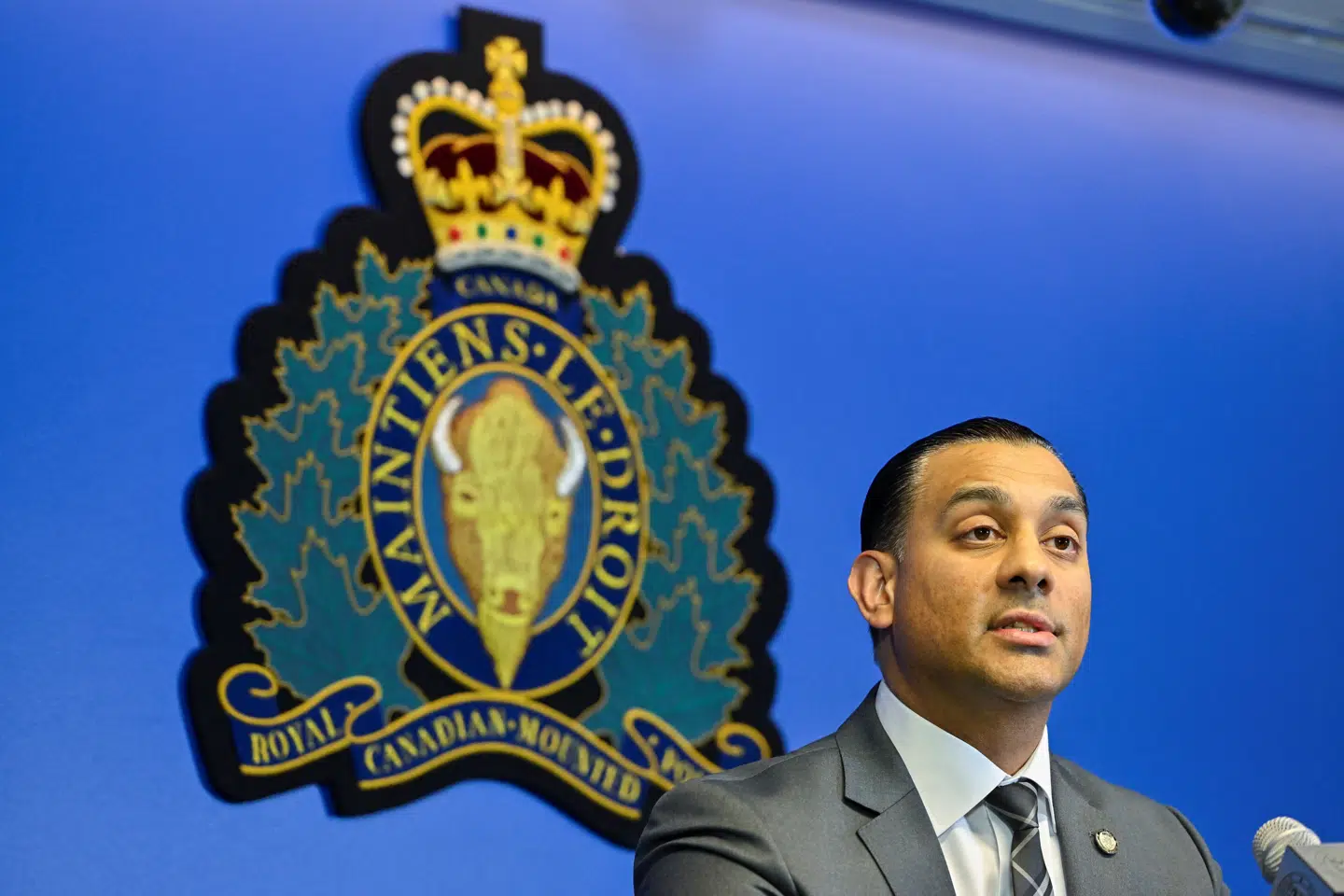 - Vi undersøger om der er forbindelser - hvis der er nogle - til den indiske regering, sagde Mandeep Mooker, der politichef i enhed for drab ved Canadas føderale politi, fredag aften dansk tid ved en pressekonference.