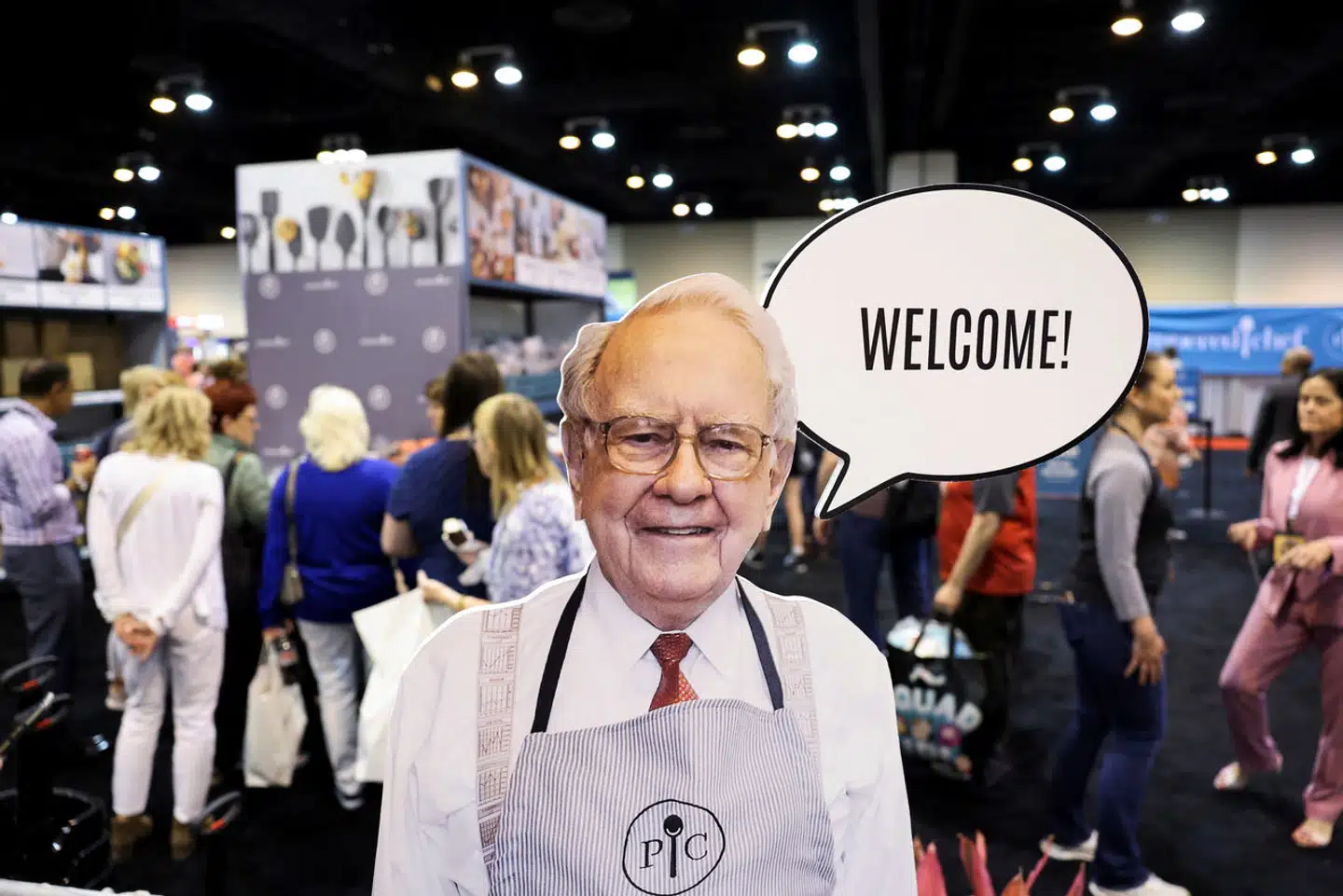 Et papskilt af Warren Buffett byder aktionærerne velkommen til generalforsamlingen i Bershire Hathaway, der foregår i Omaha, Nebraska.