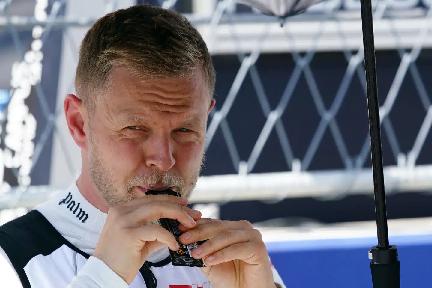 Kevin Magnussen endte med at bruge beskidte tricks for at skaffe point til holdkammeraten i Miamis Formel 1-sprintløb.