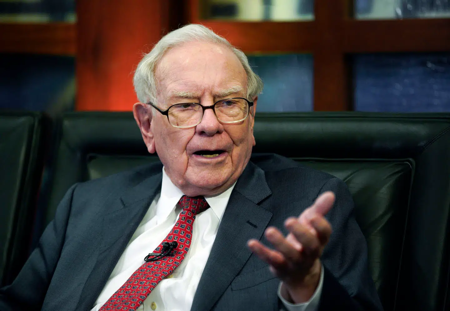 93-årige Warren Buffett er administrerende direktør og stifter af investeringsselskabet Berkshire Hathaway. Hans enorme succes på aktiemarkedet har givet ham tilnavnet »Oraklet fra Omaha«.