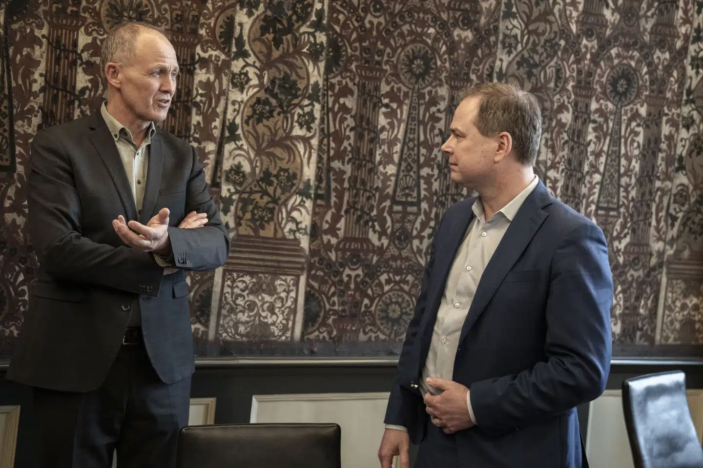 Formand for KL Martin Damm (tv.) kritiserer regeringens bureaukrati, efter at et nyt svar fra finansminister Nicolai Wammen (th.) til Folketinget viser, at udgifter til statslig administration er steget med 11,2 milliarder kroner fra 2017 til 2023.