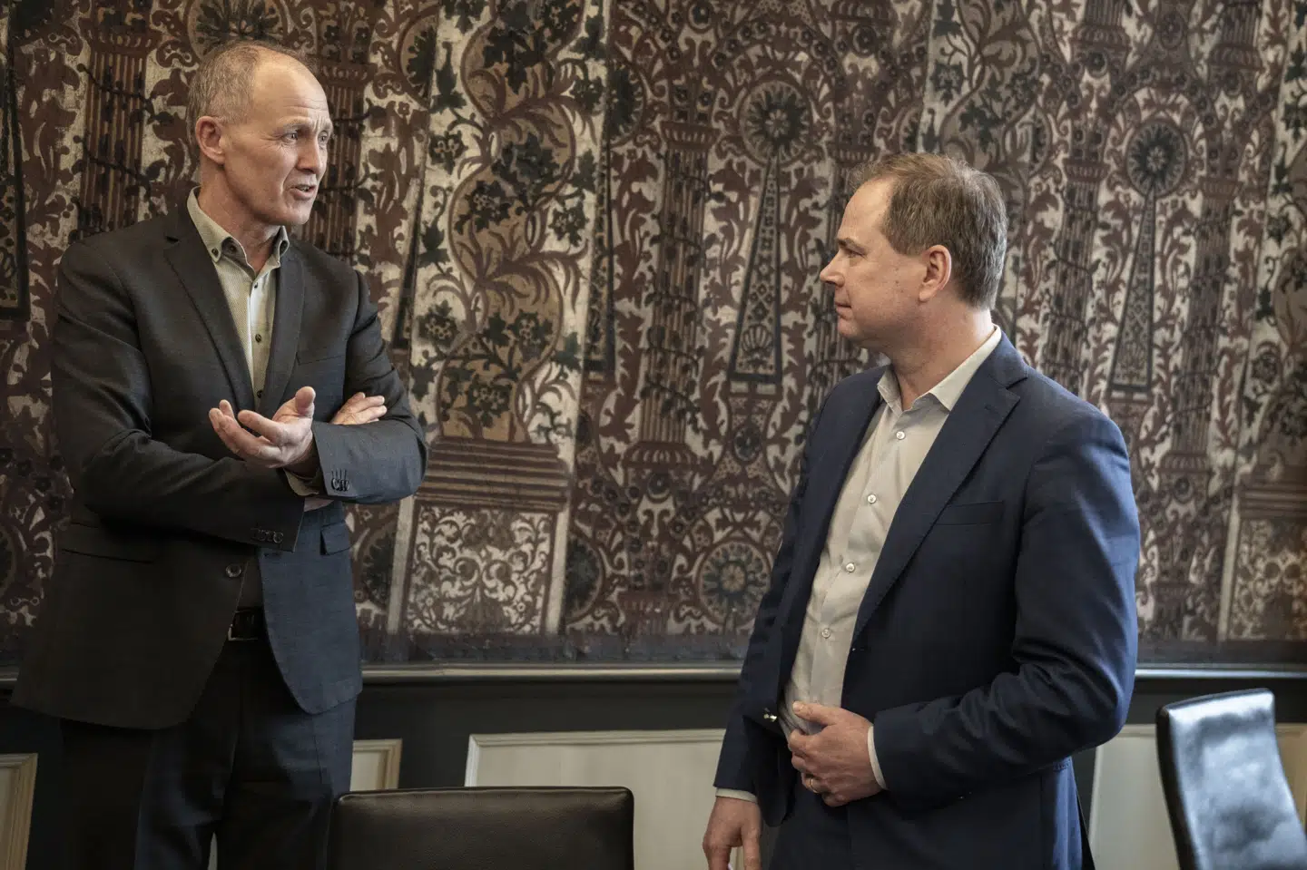 Formand for KL Martin Damm (tv.) kritiserer regeringens bureaukrati, efter at et nyt svar fra finansminister Nicolai Wammen (th.) til Folketinget viser, at udgifter til statslig administration er steget med 11,2 milliarder kroner fra 2017 til 2023.