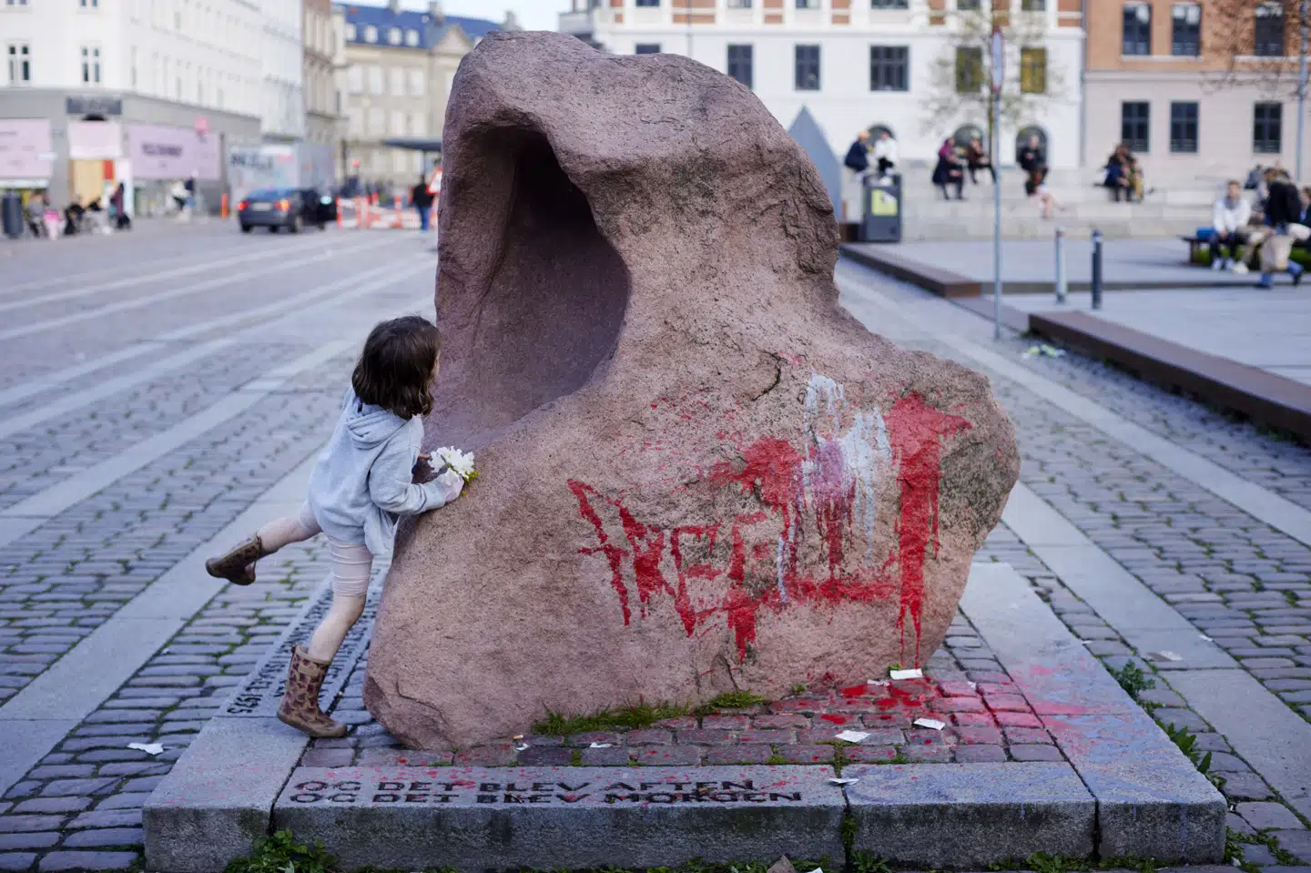 Mindestenen, som ligger på Israels Plads nær Nørreport Station, blev overhældt med maling, da en propalæstinensisk demonstration netop var blevet afsluttet. Det er ikke første gang, at der er blevet malet på mindestenen.