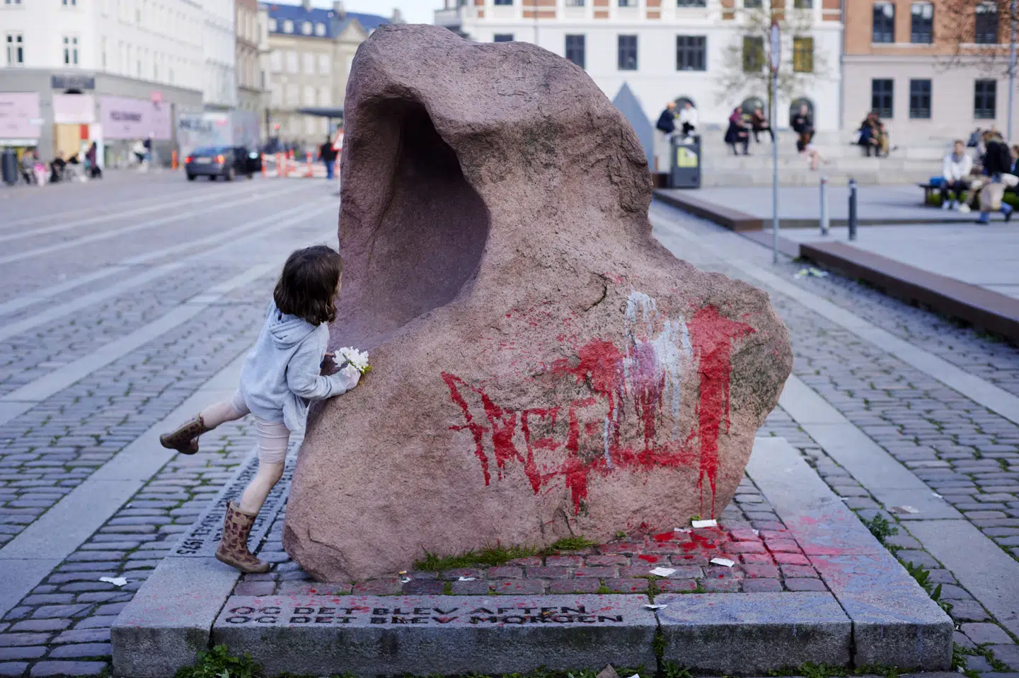 Mindestenen, som ligger på Israels Plads nær Nørreport Station, blev overhældt med maling, da en propalæstinensisk demonstration netop var blevet afsluttet. Det er ikke første gang, at der er blevet malet på mindestenen.