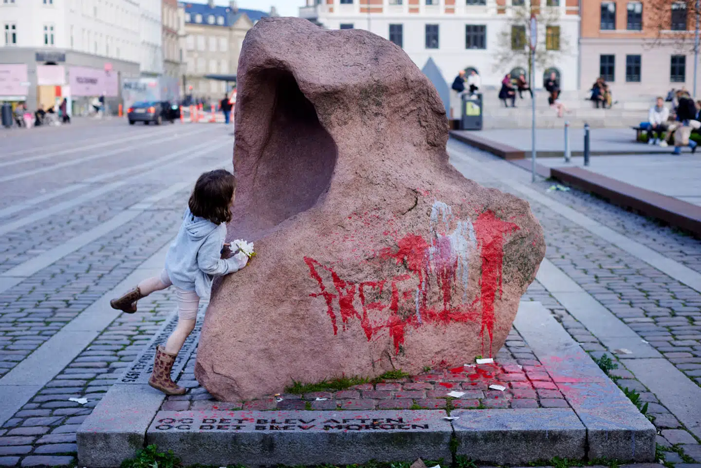 At skænde den jødiske mindesten på Israels Plads, som det skete 5. maj, er at spytte på alle jøder, skriver Amalie Lyhne i denne leder.