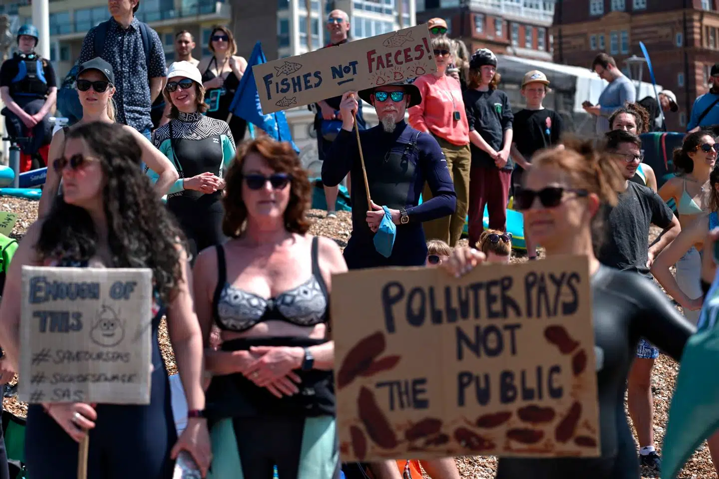 Under en demonstration i maj 2023 holder en deltager et skilt med teksten 'Fisk, ikke afføring'.