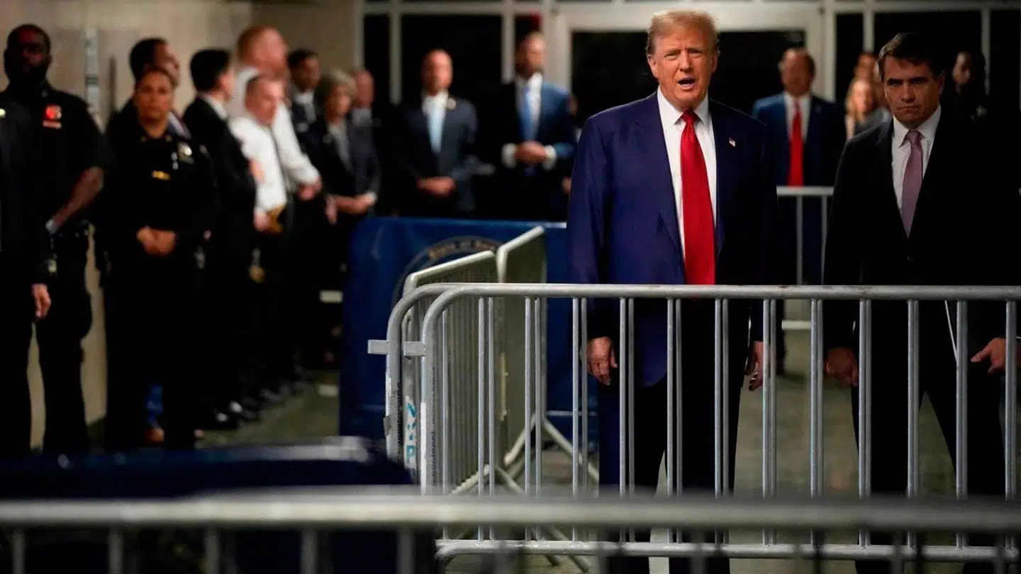 Bag dette hegn taler Donald Trump til pressen ved retsbygningen på Manhattan.